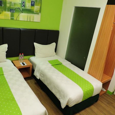Arbor Biz Hotel Makassar Exterior foto