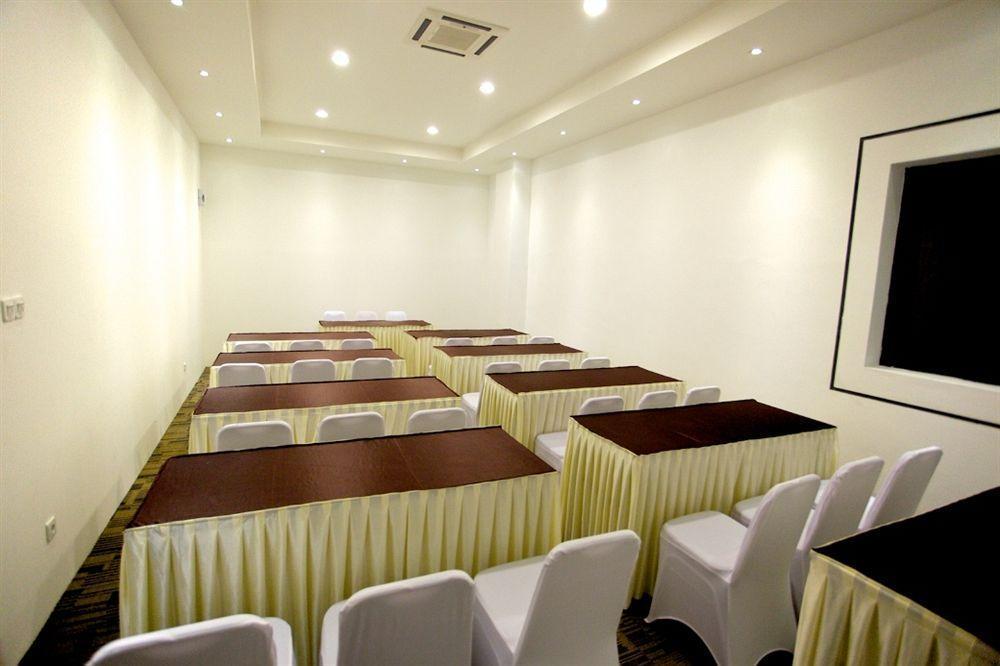 Arbor Biz Hotel Makassar Exterior foto