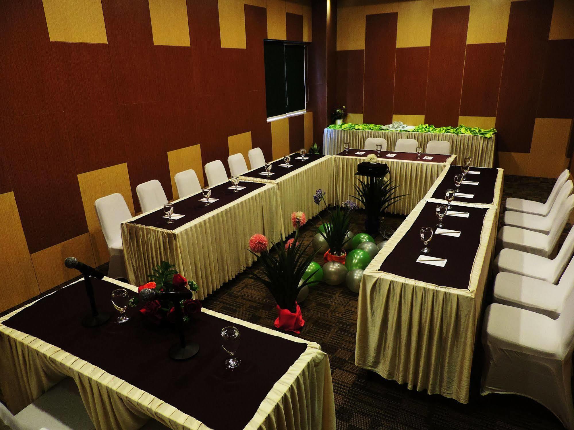 Arbor Biz Hotel Makassar Exterior foto