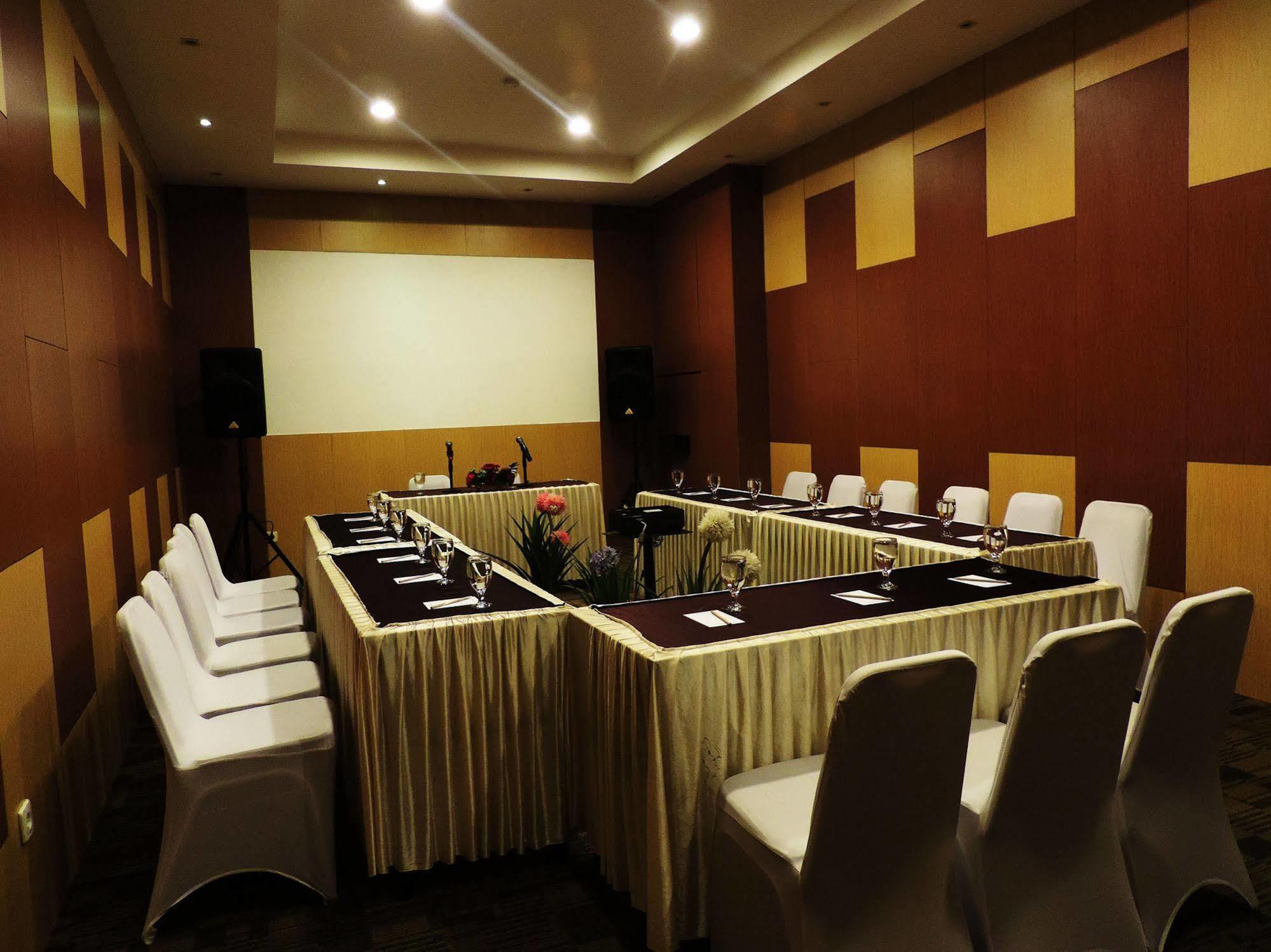 Arbor Biz Hotel Makassar Exterior foto